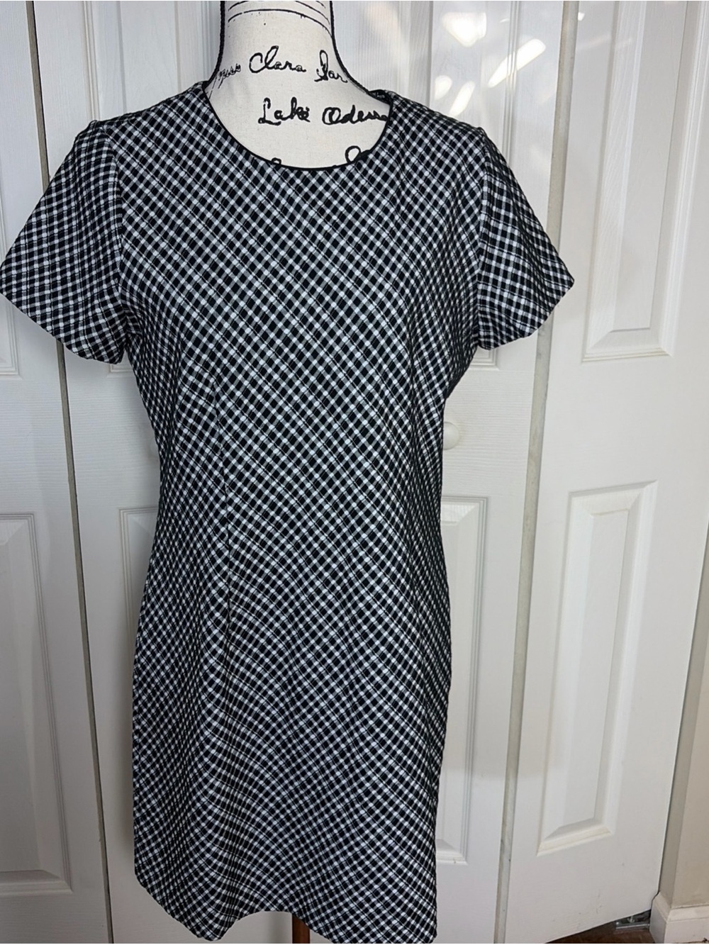 Spanx Black & White Size Medium Knee Length Short Sleeve Dress